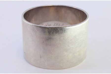 Argola de guardanapo em prata lisa em formato bombeado.